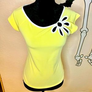 Daisy yellow top